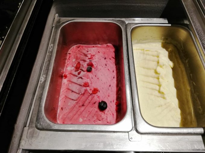 ブルーシールアイスクリームのダブルベリー味とバニラ味