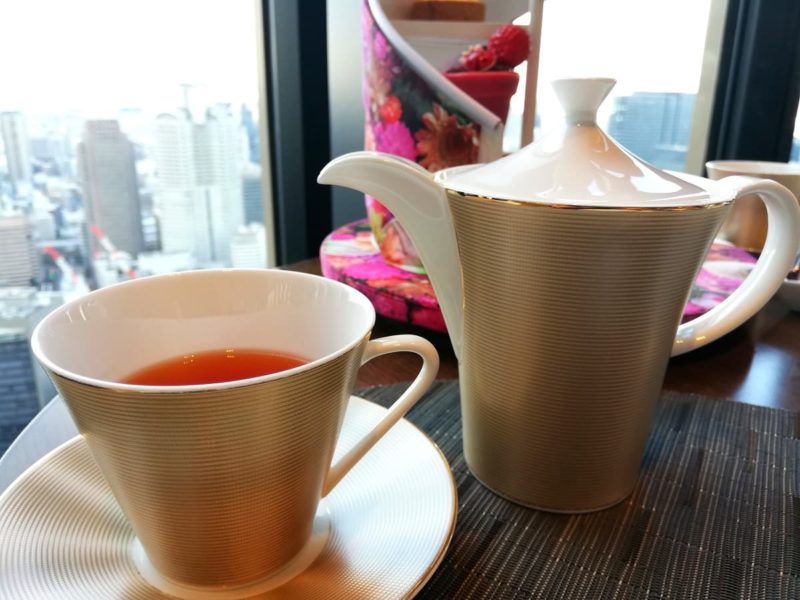 コンラッド大阪のアフタヌーンティーの美しいティーポットとカップ