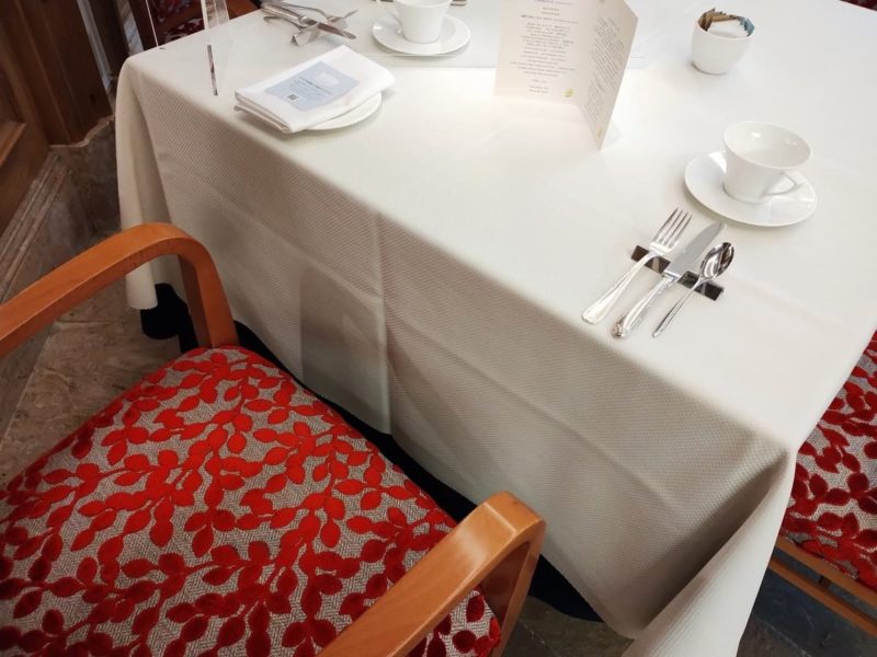 2022年リッツカールトン大阪のアフタヌーンブッフェ「サマー ドルチェ シトラス」のテーブルセッティングの様子