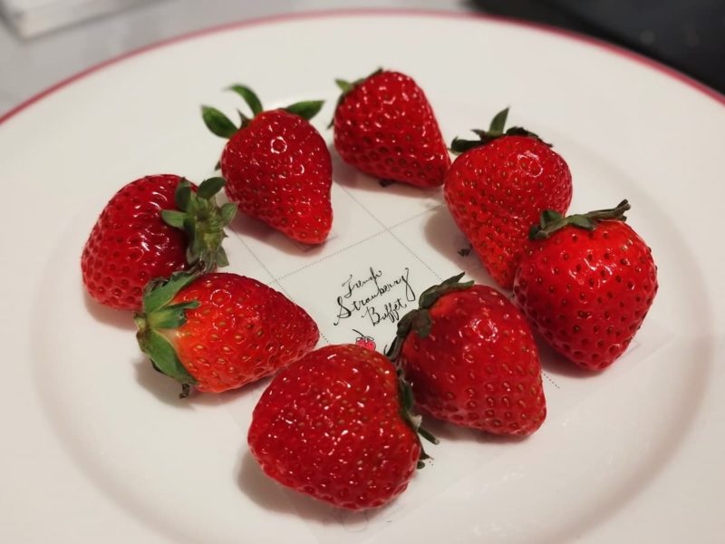 セントレジスホテル大阪の2023年いちごビュッフェでは8種類の生いちごの食べ比べができます。