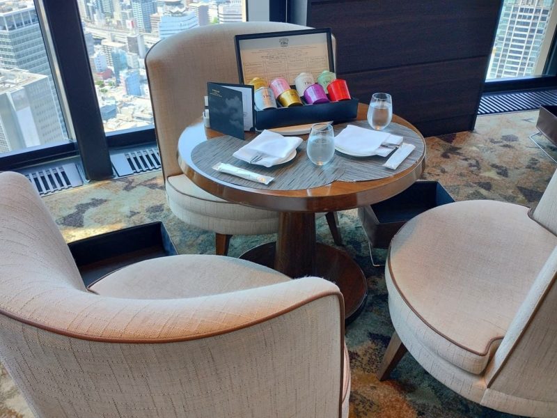 コンラッド大阪のチェリーアフタヌーンティーが実施されるレストラン「40スカイバー＆ラウンジ」のテーブル席の様子