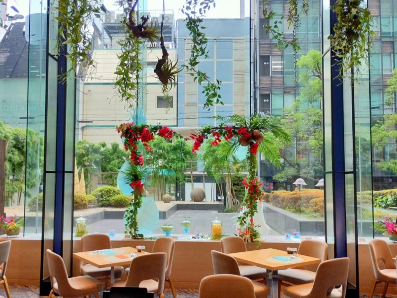 2023年夏のANAクラウンプラザホテル大阪「デザート&ランチブッフェ〜トロピカルフルーツ〜」が行われるレストランの雰囲気