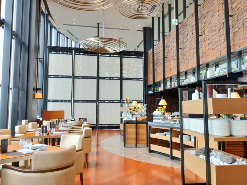 「マルガージェラート X コンラッド大阪」サマースイーツビュッフェが行われるレストランの雰囲気