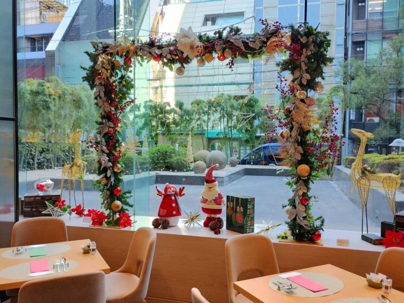 ANAクラウンプラザホテル大阪のクリスマスビュッフェが行われるレストランの様子