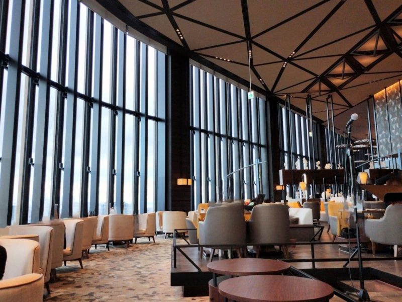 2024年のコンラッド大阪のいちごアフタヌーンティーが実施されるレストラン「40 Sky Bar & Lounge」の雰囲気