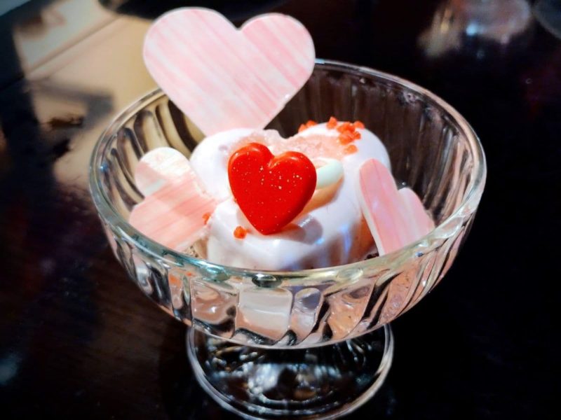 2024年初夏のANAクラウンプラザホテル大阪のアフタヌーンティー「Pink Afternoon Tea 〜Heart〜」のスイーツ 苺のムース～指輪を添えて～