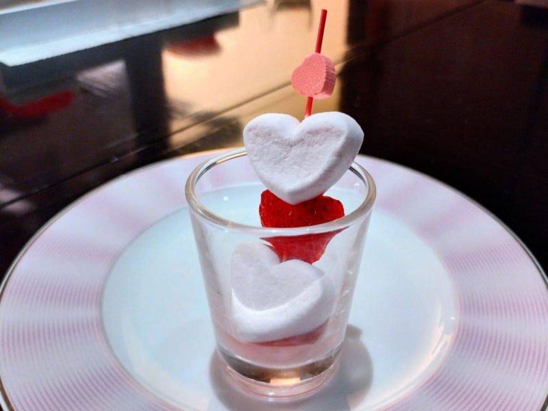 2024年初夏のANAクラウンプラザホテル大阪のアフタヌーンティー「Pink Afternoon Tea 〜Heart〜」のスイーツ ハートフォンデュショコラ