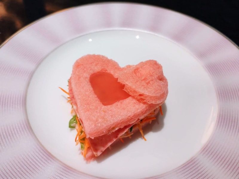2024年初夏のANAクラウンプラザホテル大阪のアフタヌーンティー「Pink Afternoon Tea 〜Heart〜」のセイボリー 彩り野菜とサラミハムのハートサンドウィッチ