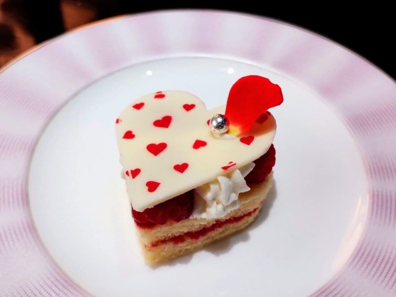 2024年初夏のANAクラウンプラザホテル大阪のアフタヌーンティー「Pink Afternoon Tea 〜Heart〜」のスイーツ ハートのショートケーキ