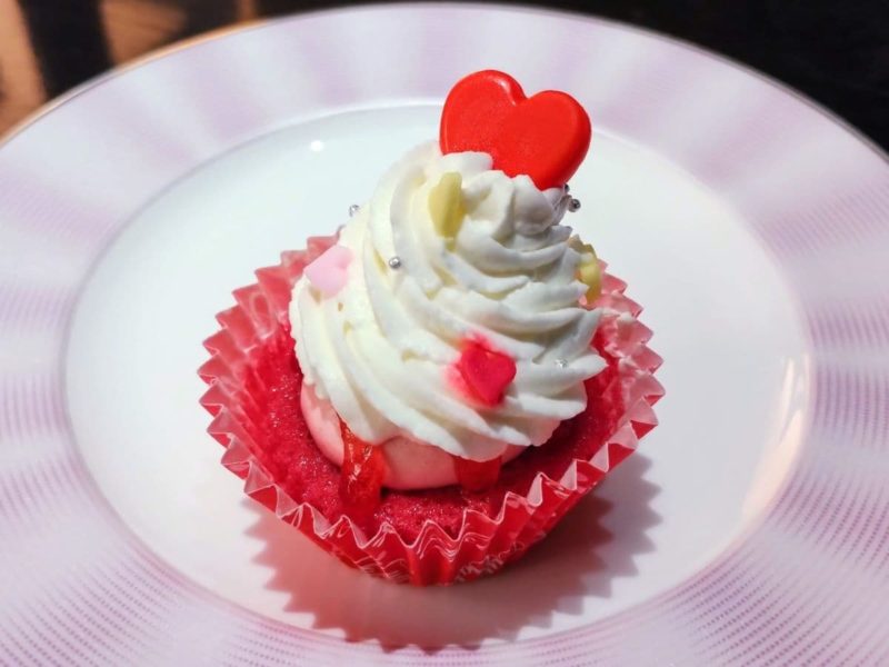 2024年初夏のANAクラウンプラザホテル大阪のアフタヌーンティー「Pink Afternoon Tea 〜Heart〜」のスイーツ ハートのカップケーキ